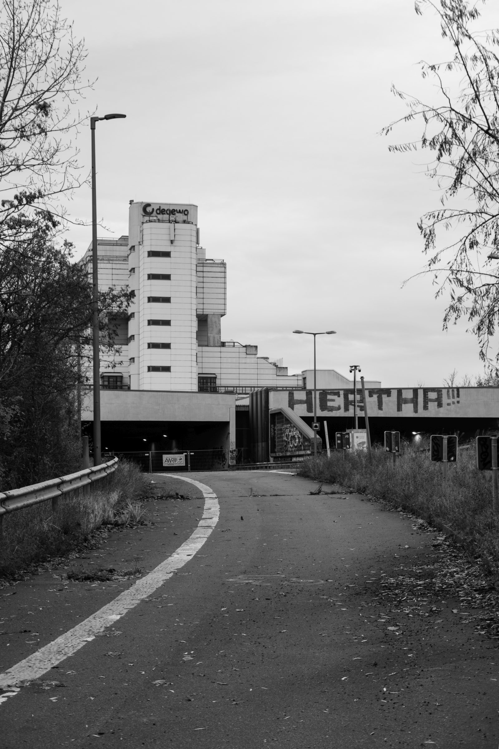 Schlangenbader Straße, Berlin — concrete architecture and transitional spaces