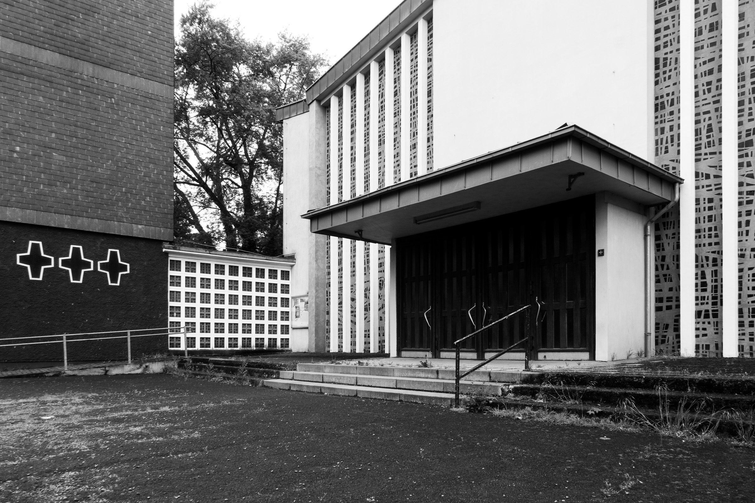 Kirche St. Johannes XXIII Köln — full exterior view of concrete tower element and cantilevered structure