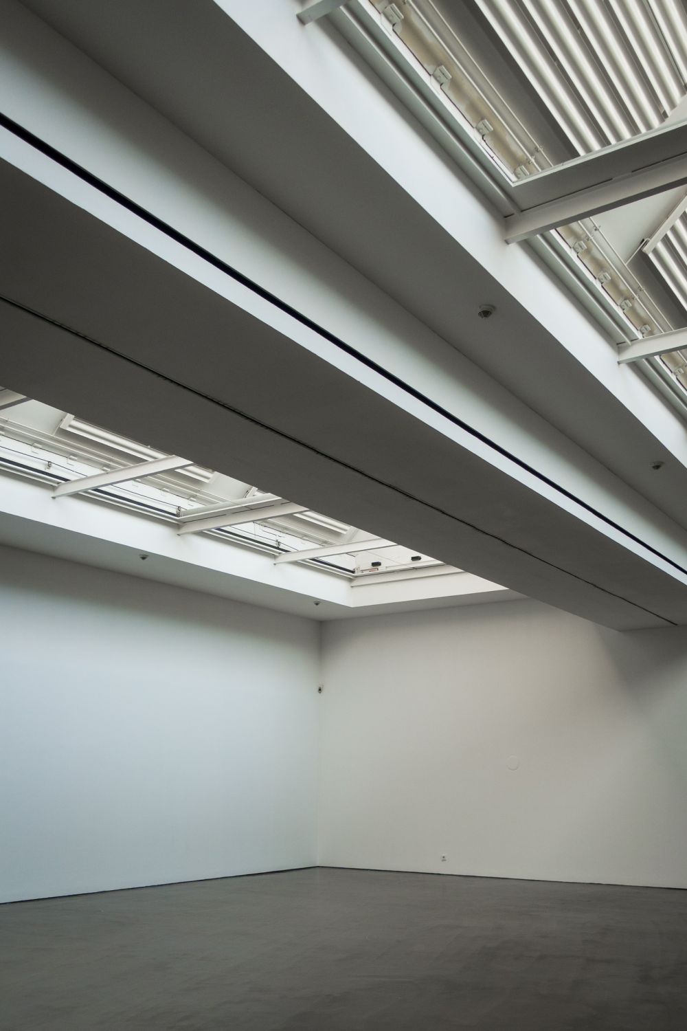 Skylight ceiling with steel beams viewed from gallery floor, Kunsthalle Düsseldorf