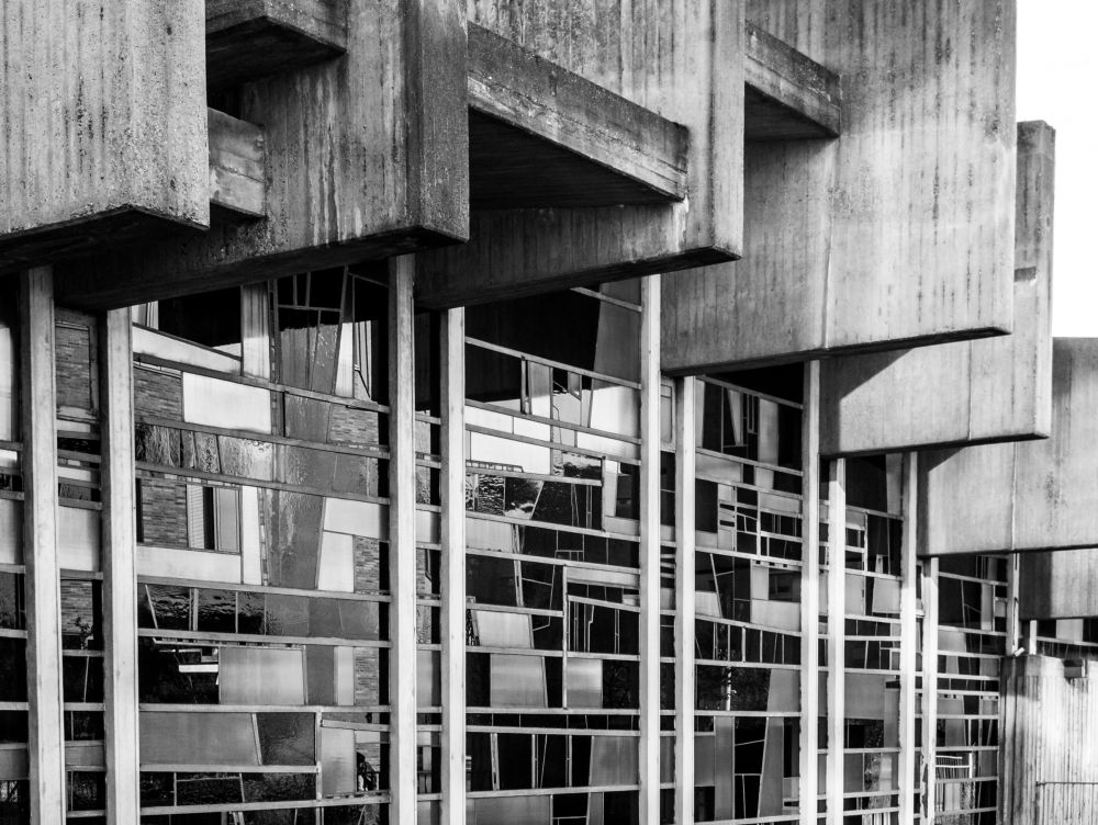 Kirche St. Johannes XXIII Köln — close-up of concrete overhangs with reflective glazing