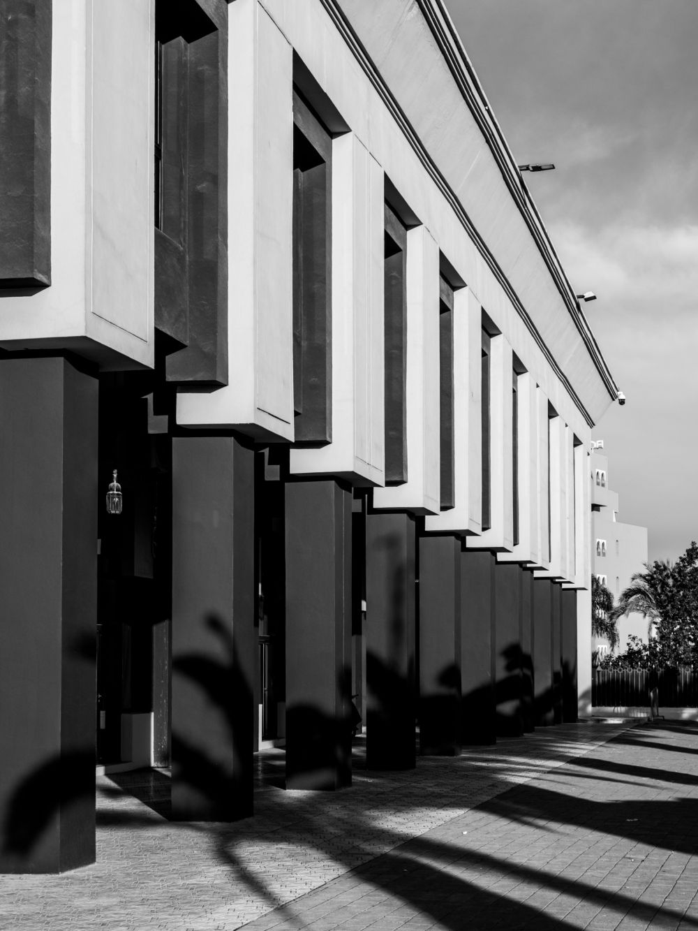 Graphic composition of Palais des Congrès columns in black and white, focusing on shadows and lines.