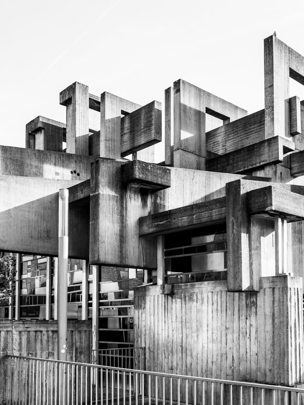 Kirche St. Johannes XXIII Köln — close-up of interlocking concrete frames against white sky
