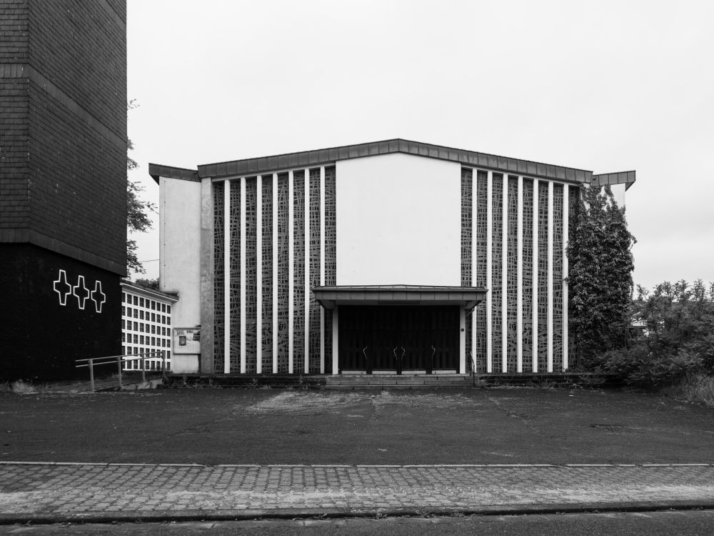 St. Michael Kirche Völklingen — full exterior view from street