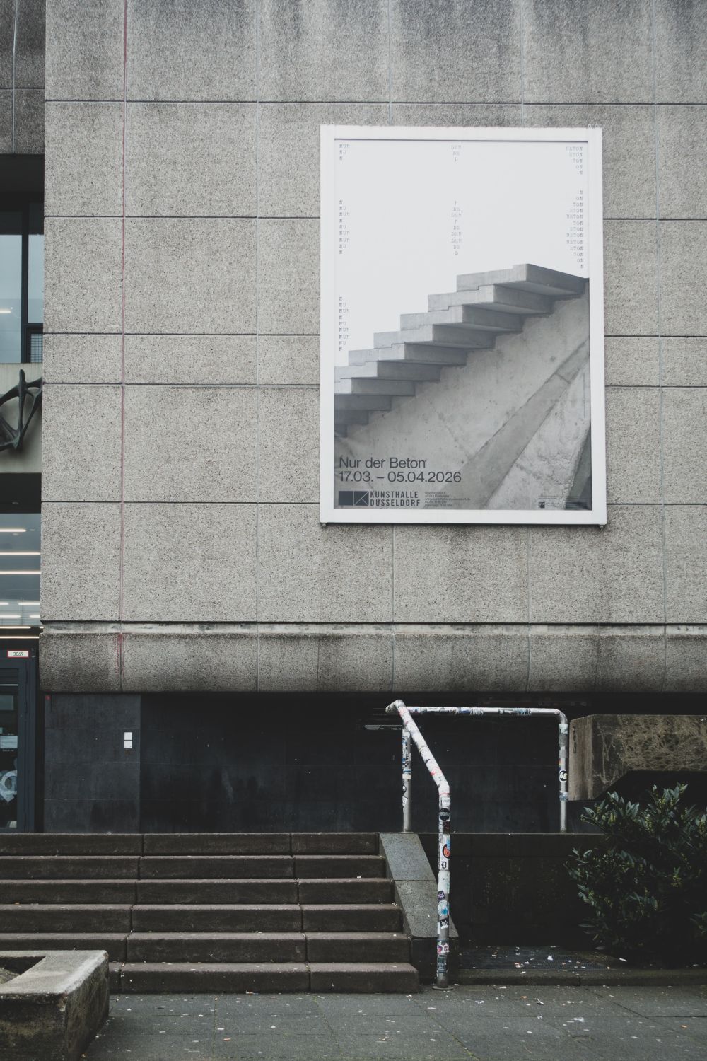 Exhibition poster for Nur der Beton on brutalist facade, Kunsthalle Düsseldorf