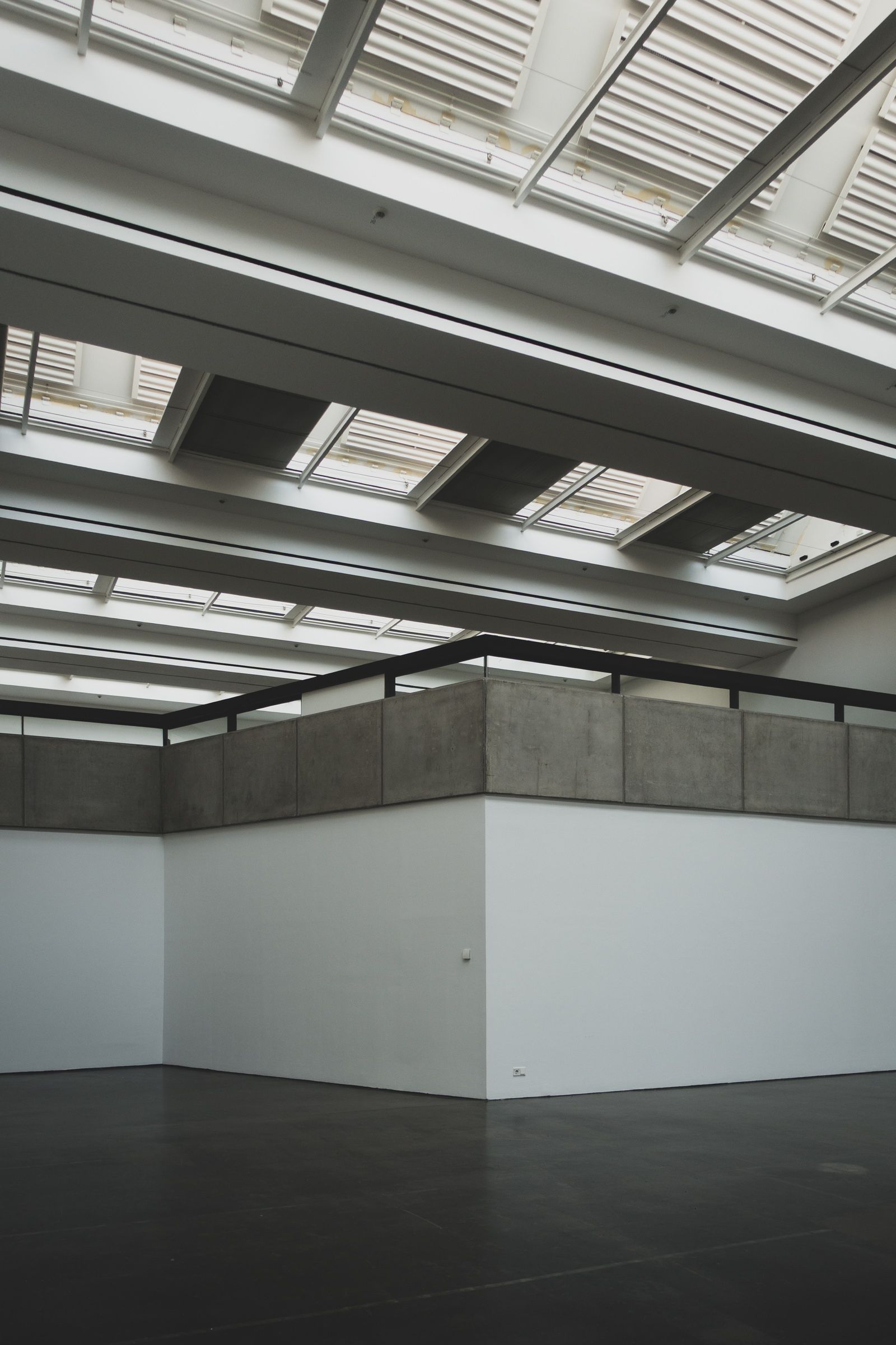 Corner view of empty gallery with concrete balustrade and skylight ceiling, Kunsthalle Düsseldorf
