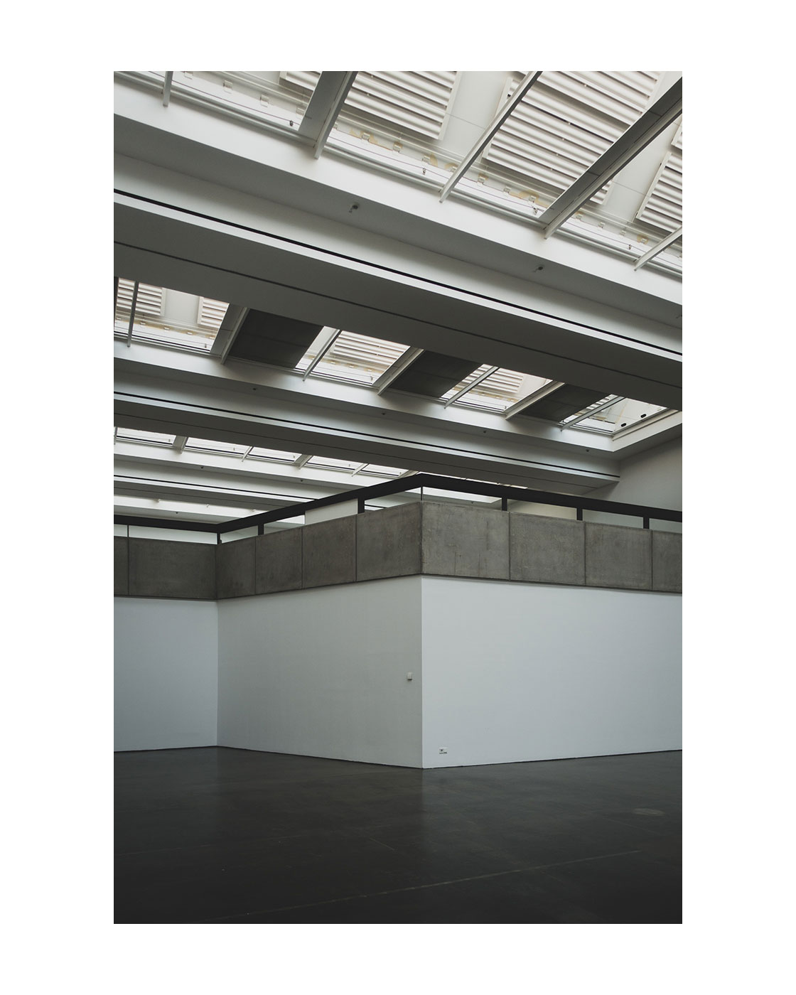 Nur der Beton — Kunsthalle Düsseldorf, 2026
Three weeks. No exhibition, no intervention. Just the building.

#nurderBeton #kunsthalleduesseldorf #brutalism #brutalismus #brutalistarchitecture #betonbrut #concrete #architecture #düsseldorf #grabeplatz #contemporaryart #artspace #emptygallery #architecturephotography #bartvankersavond #kersavond