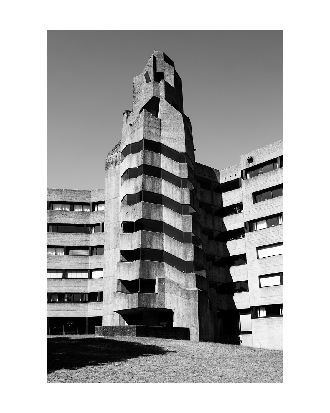 Rathaus Bensberg — Gottfried Böhm, 1962–1971. 
Shot on a Sunday when the building was closed — exterior only: the tower, its staggered balconies, and the point where new concrete meets old stone.

#brutalism #gottfriedboehm #rathausbensberg #betonbrut #concretearchitecture #brutalistarchitecture #bensberg #bergischgladbach #architecturephotography #blackandwhitephotography #kersavond #urbanpresents