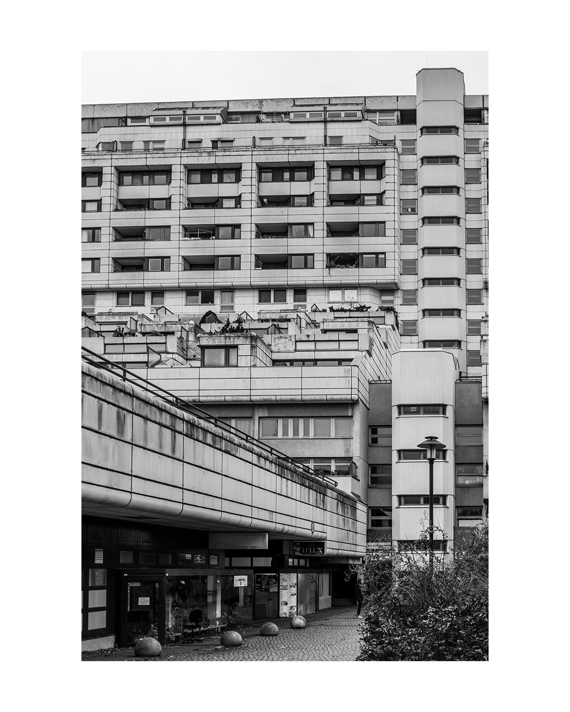Between the Blocks — Schlangenbader Straße, Berlin

Concrete structures, repetition, and the spaces in between.
A quiet study of architecture, infrastructure, and movement.

#betweentheblocks #schlangenbaderstraße #berlinarchitecture #brutalism #brutalistarchitecture #concretearchitecture #urbanarchitecture #modernistarchitecture #architecturephotography #blackandwhitephotography #monochrome #urbanminimalism #infrastructurespaces #kersavond #urbanpresents