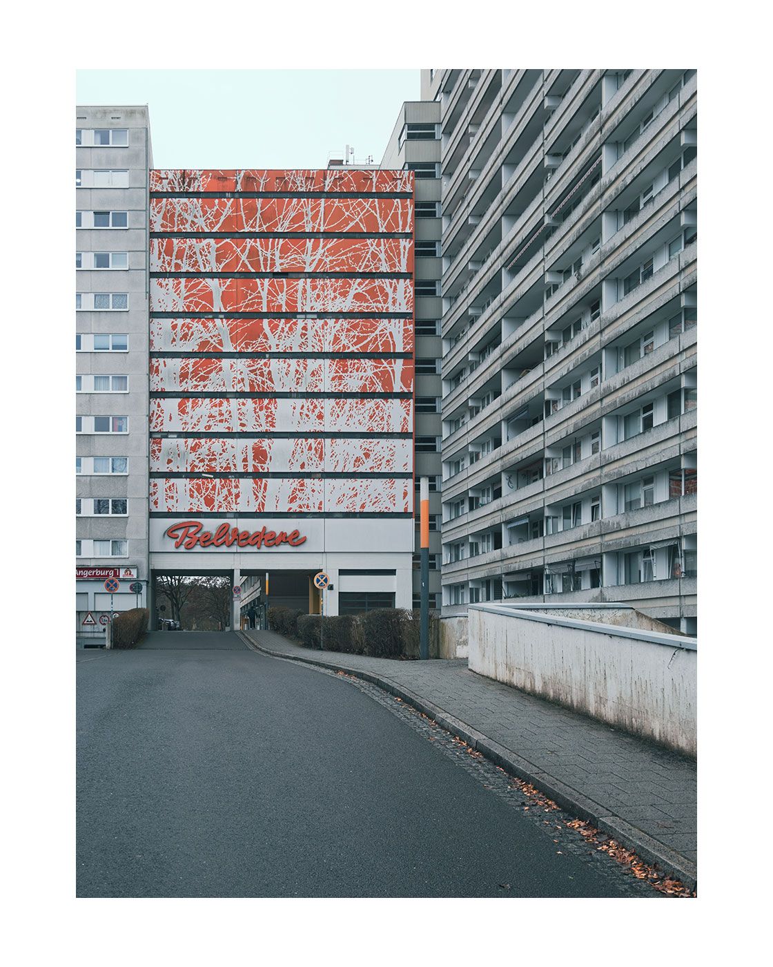 "Silent Facades", Belvedere Siedlung, Berlin.
A quiet walk through architecture, everyday life, and a slower rhythm — far from the crowded city center.

#silentfacades #berlin #westend #belvederesiedlung #architecturephotography #urbanphotography #minimalphotography #housingestate #everydayberlin #kersavond #urbanpresents