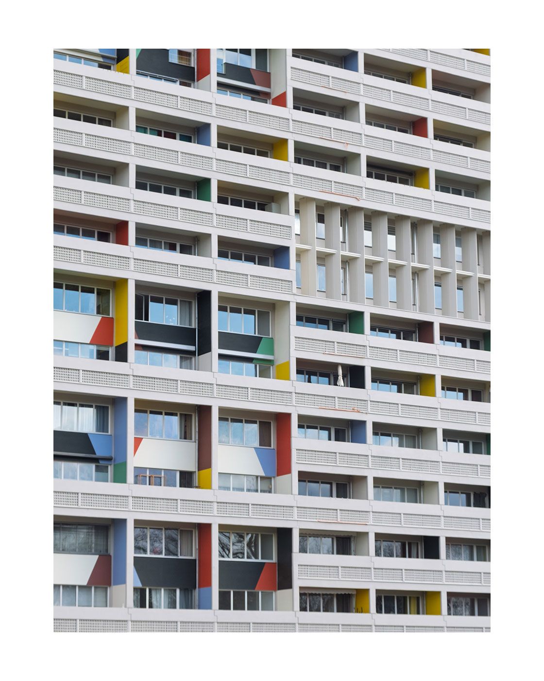 Domestic Concrete — Corbusierhaus, Berlin.
A quiet exploration of shared and transitional spaces.
Concrete, color, and structure — observed rather than explained.

#domesticconcrete #corbusierhaus #corbusier #modernism #brutalism #architecturephotography #minimalarchitecture #sharedspaces #circulation #structure #colorandconcrete #berlinarchitecture #kersavond #urbanpresents