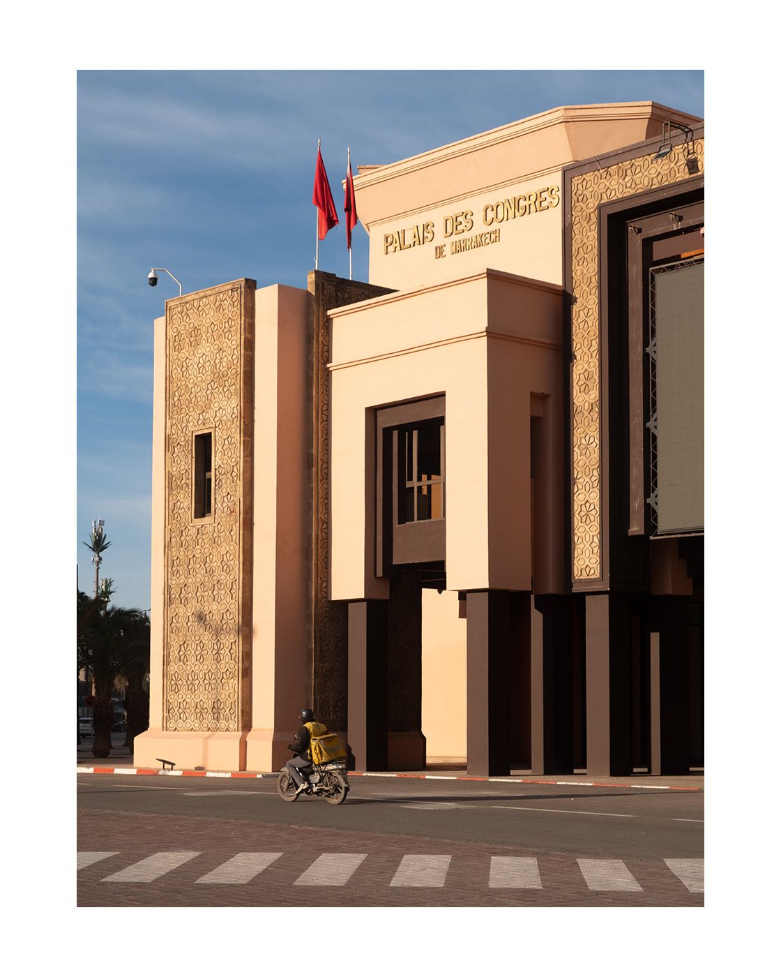 Palais des Congrès – Marrakech: Where Tradition Meets Modernity

#architecturalphotography #architecture #bartvankersavond #concrete #contrast #geometric #kersavond #light #marrakech #modernism #moroccandesign #morocco #ornament #palaisdescongres #pcm #shadows #tradition #urban #urbanpresents